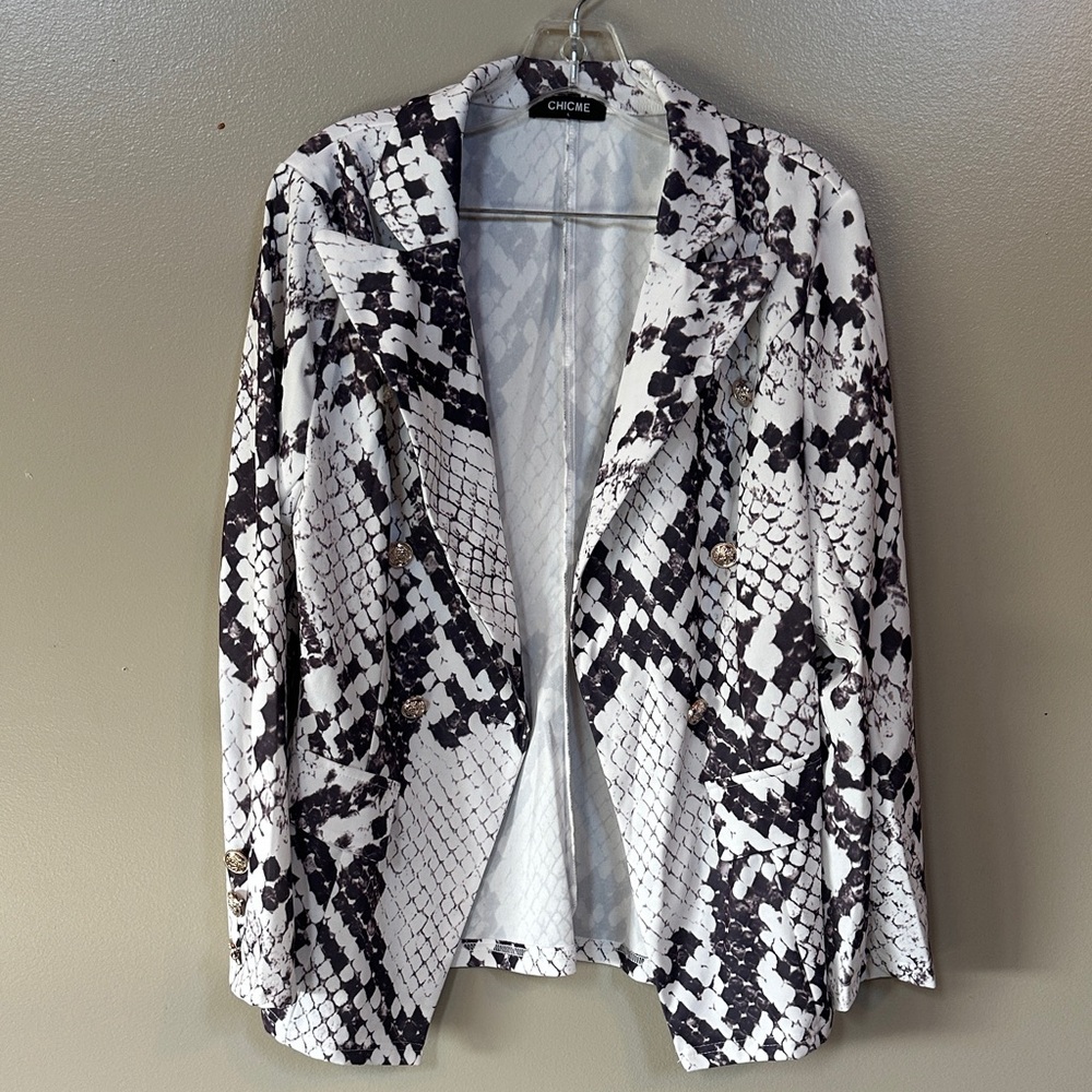 Chic Women's Snake Print Blazer - Black & White